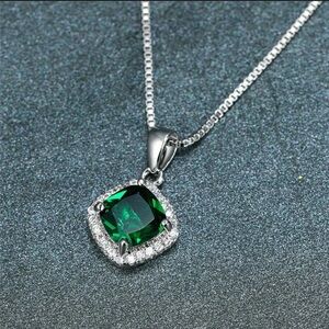💋 -Cushion Cut Emerald Green CZ Diamond Halo Necklace